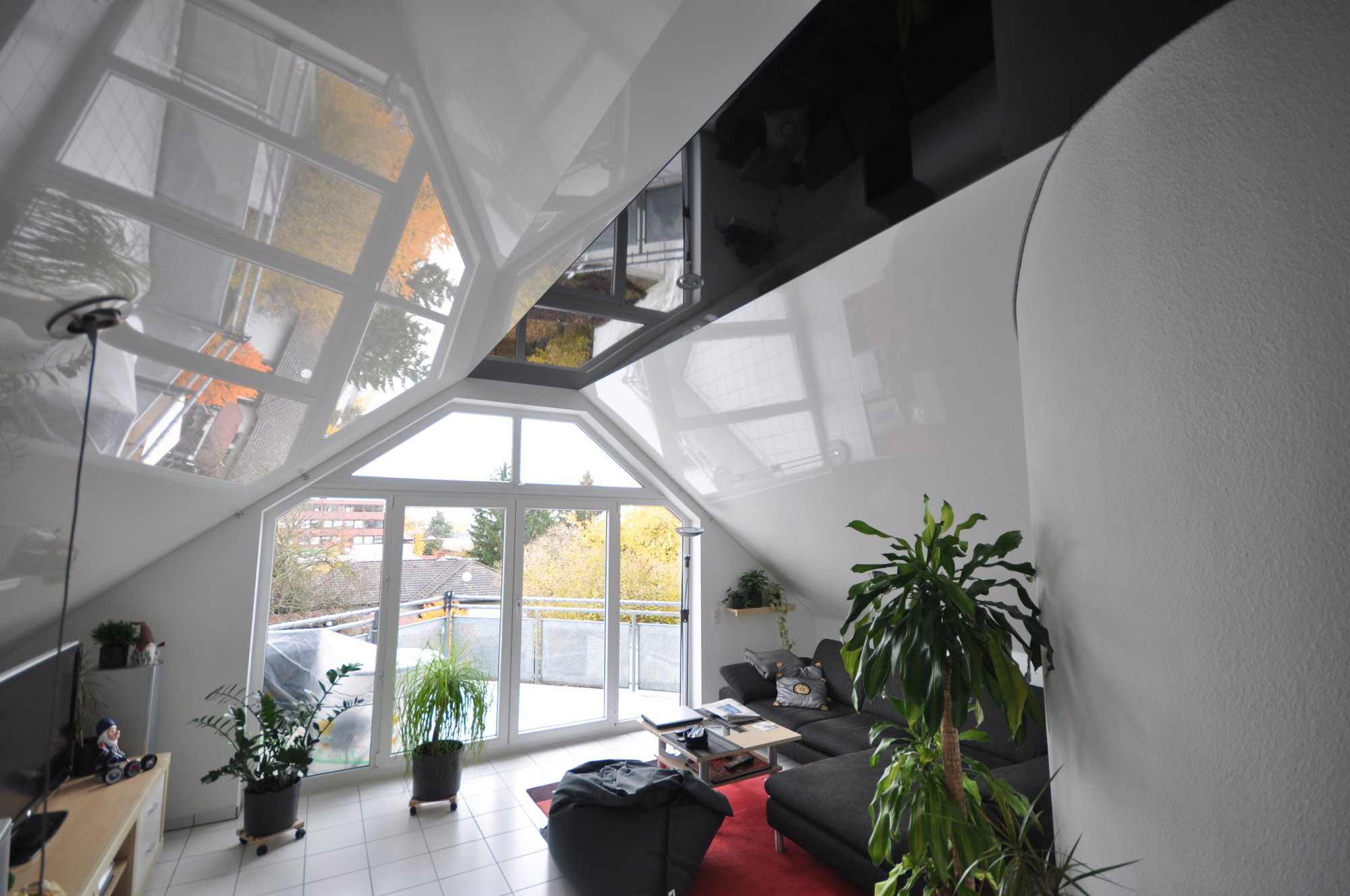 Glänzende Spanndecke im Wohnzimmer